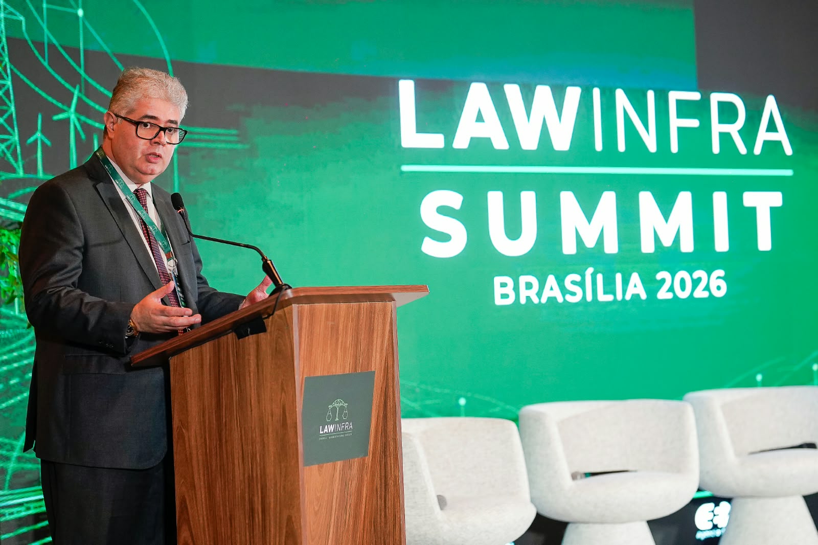 Asdrubal Júnior apresenta a Plataforma LAWINFRA no palco do LAWINFRA Summit Brasília 2026