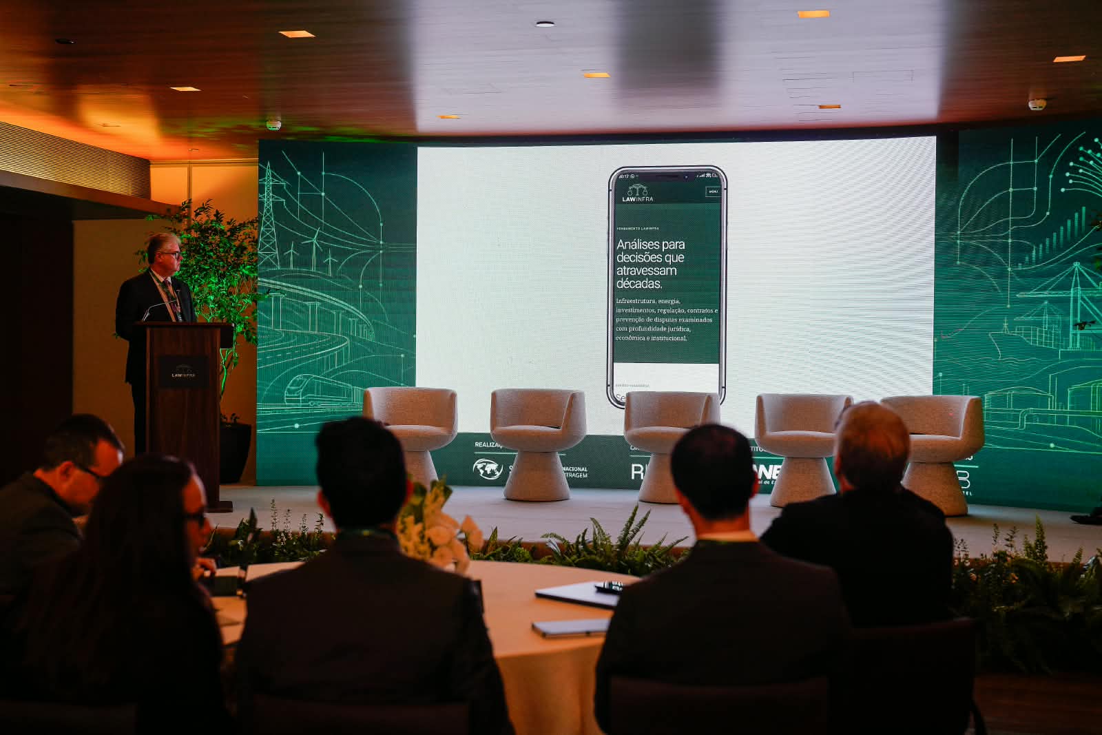 Versão móvel da Plataforma LAWINFRA projetada no palco do Summit Brasília 2026