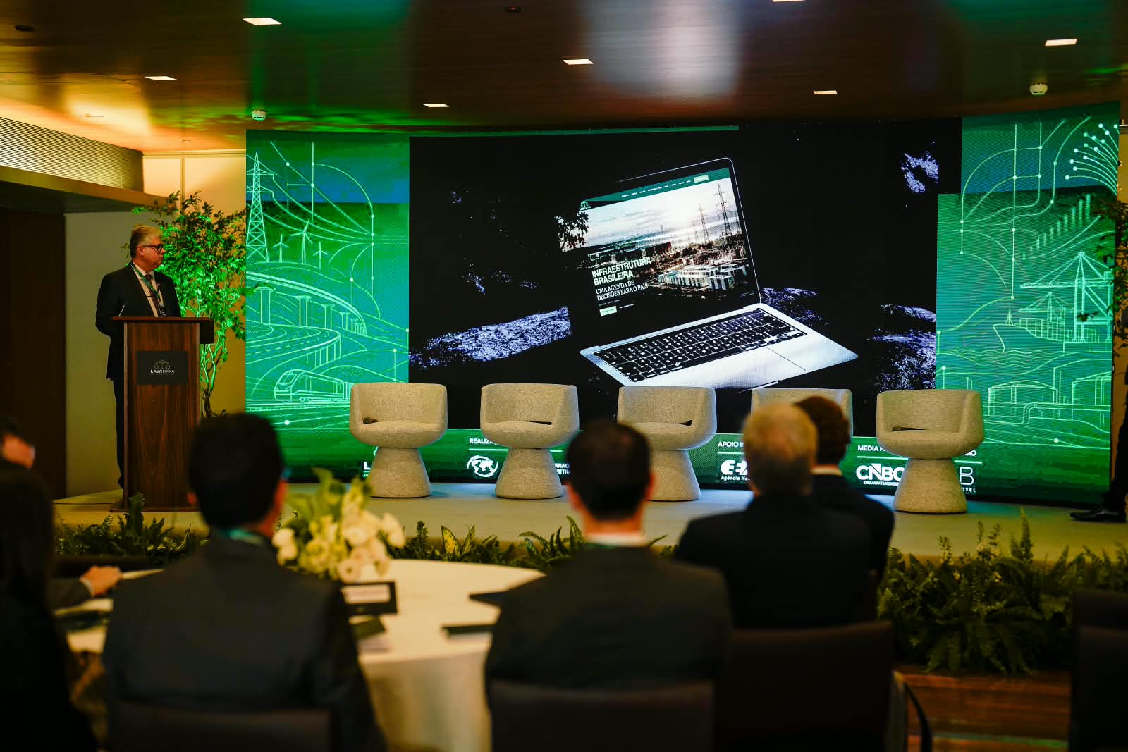 Apresentação da Plataforma LAWINFRA em versão para computador durante o Summit Brasília 2026
