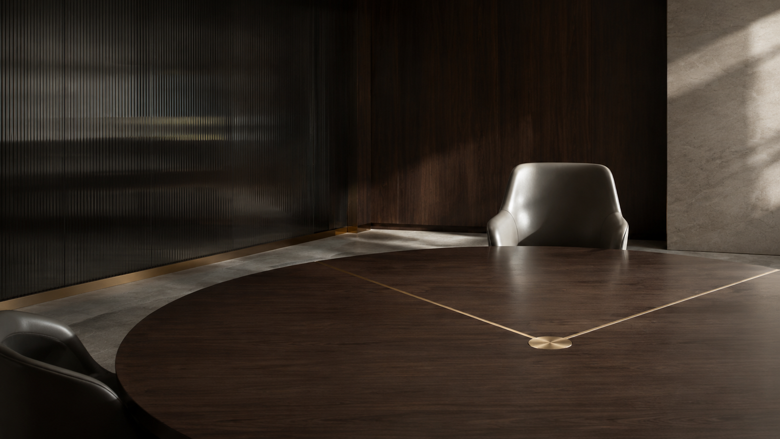 Sala contemporânea de mediação com cadeira vazia e linhas de latão convergentes sobre a mesa